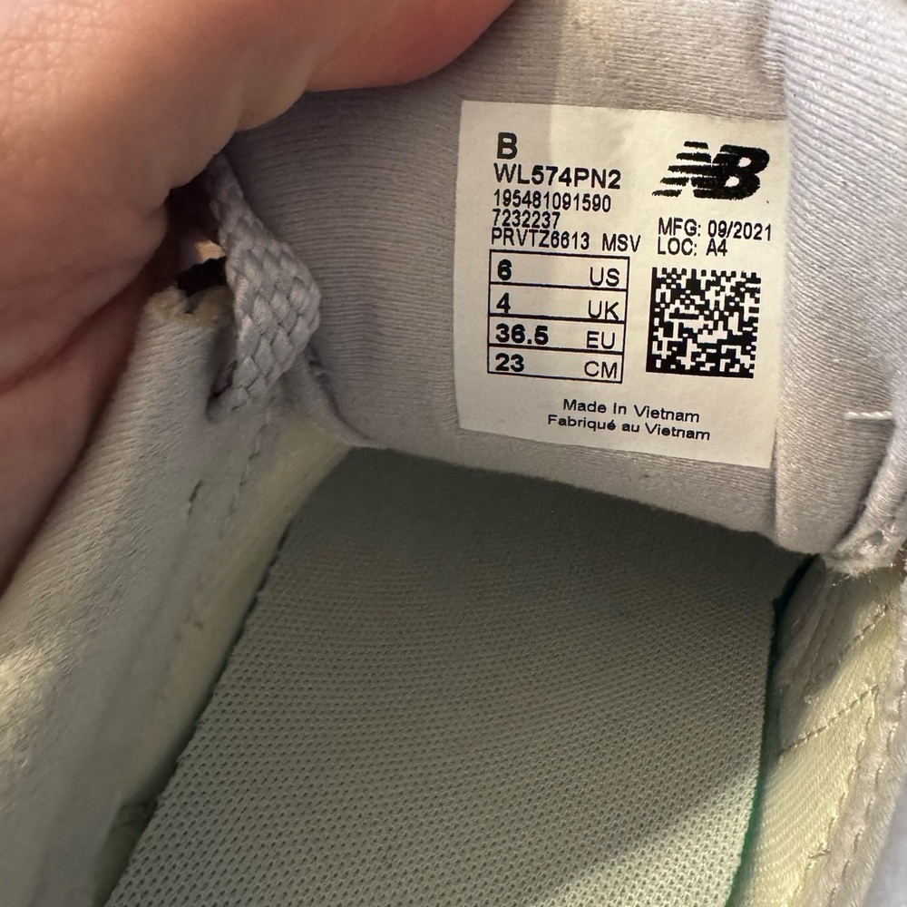 COPY - NEW BALANCE women’s silver metallic sneakers! NEW NEVER WORN. - Picture 6 of 6